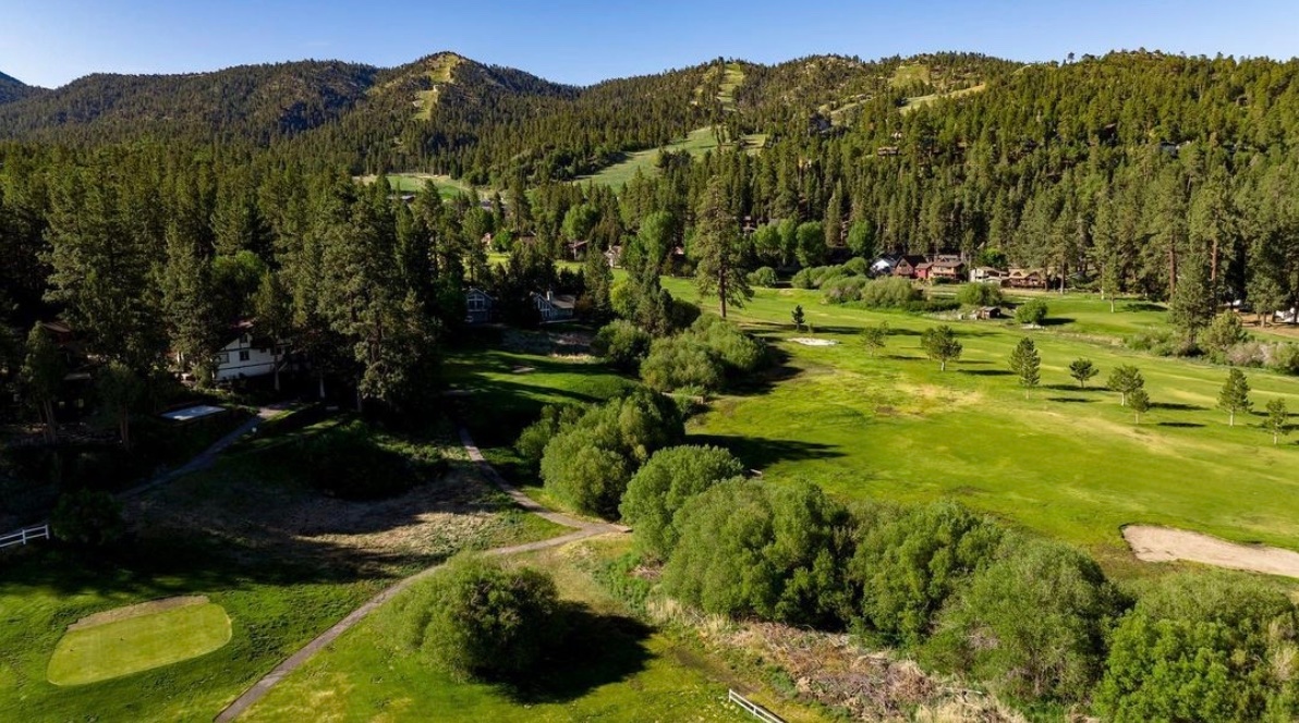 VisitSBC's tweet photo. Bear Mountain Golf Course offers a unique 9-hole experience at 7,000 feet! Swing while surrounded by the San Bernardino Mountains, thousands of Ponderosa pines, and jaw-dropping mountaintop vistas. Open to all ages and skill levels. 

📸: @leestock
📍: Big Bear, CA https://t.co/FPwqUMp5B4