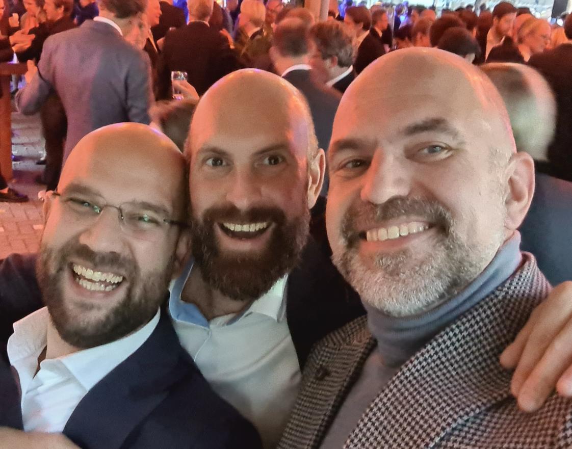 Prinsjesdagborrel op het clubhuis. Dus de traditionele drielingfoto met <a href="/ZelYassini/">Zohair El Yassini</a> en <a href="/boazadank/">Boaz Adank</a>. #mijnbaardwordtgrijzer