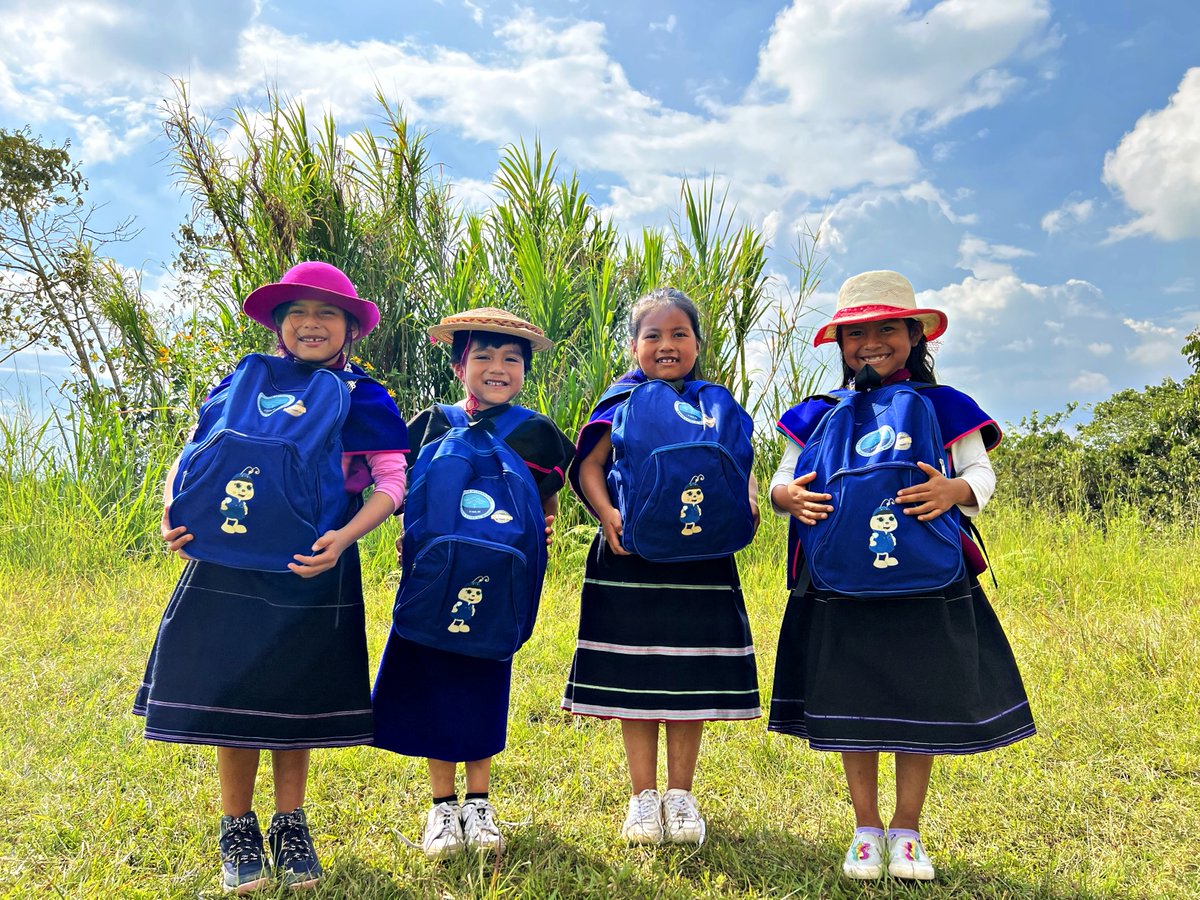 FIMLM's tweet photo. Niños Misak de la Institución Educativa Centro de Formación e Investigación, ubicada en la vereda la Bonanza del municipio de Morales • Cauca, recibieron su dotación escolar con uniformes  y  🎒#KitsEscolares como parte del programa  #MiNuevaFamilia •��https://t.co/WLUS3nMZFd https://t.co/KhZ7mmJDyQ