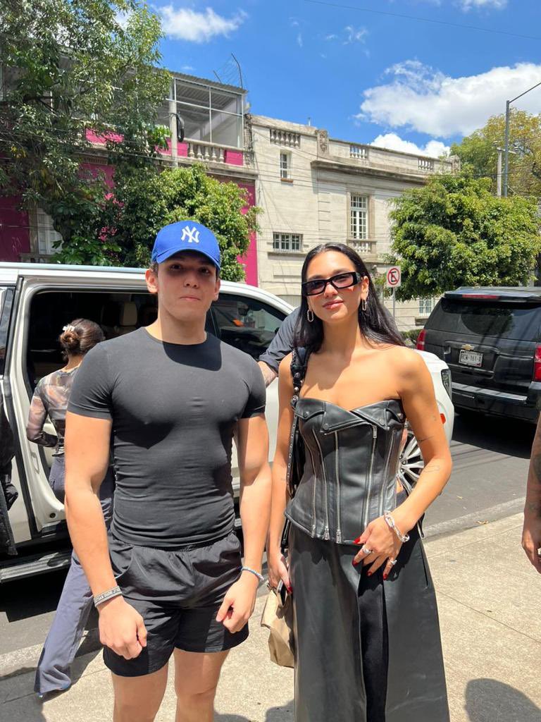 DUAL1PAMEXICO's tweet photo. Dua Lipa hoy con un fan en Ciudad de México 🇲🇽 https://t.co/fFiNKTR8wC