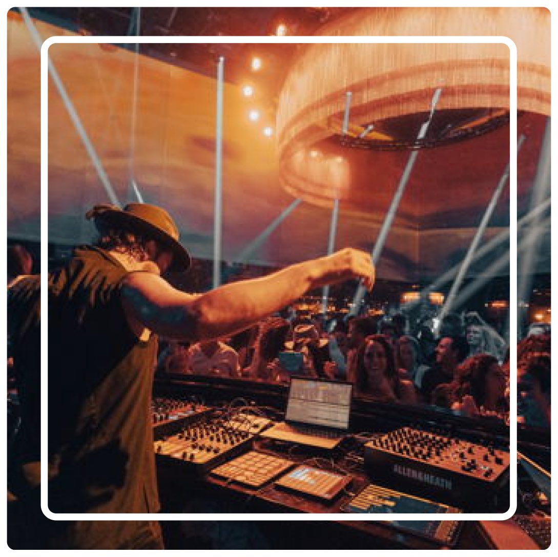 Let’s put your party-knowledge to the test. 👀

Who’s the artist performing on the stage below?

Whitelist giveaway for a lucky Clubber!👇