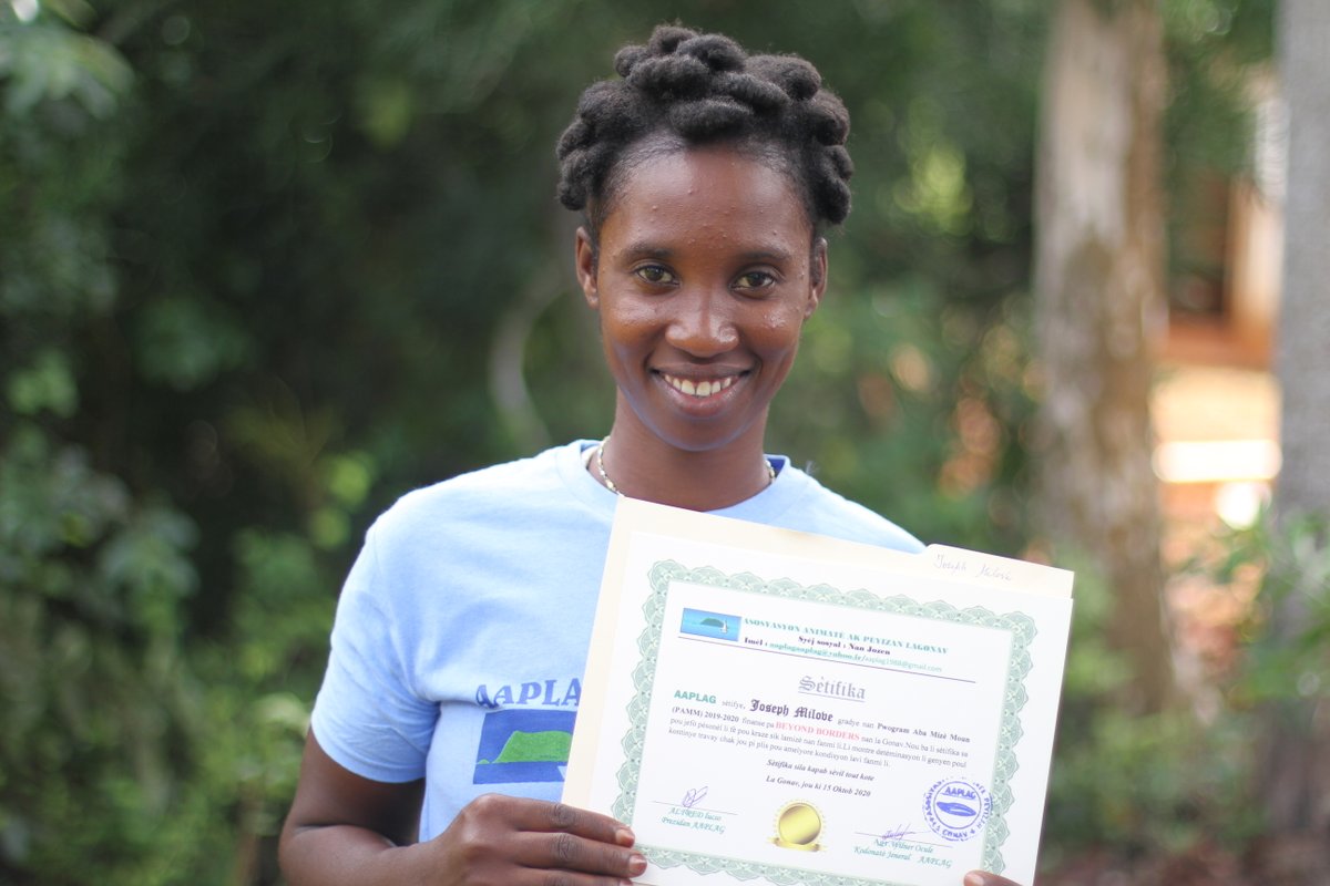 BeyondBordersHT's tweet photo. Overcoming poverty happens every day in #Haiti despite the political turmoil. These graduates of Beyond Borders' family sponsorship program accepted 18-months of #support and set a new course for their families' futures. #Hope https://t.co/i96L17ZL35