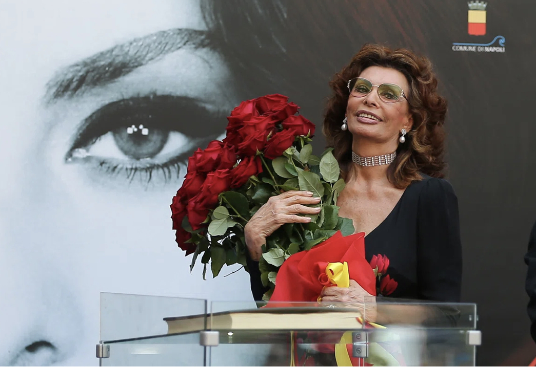 artisproject's tweet photo. Tra poco per #RaiDocumentari e #LaPresse va in onda #Sophia, uno straordinario viaggio per celebrare l’iconica Sophia Loren. Audiodescrizione e sottotitoli del team #ArtisProject  https://t.co/Boi8el5c8t https://t.co/jNO42QxpgH