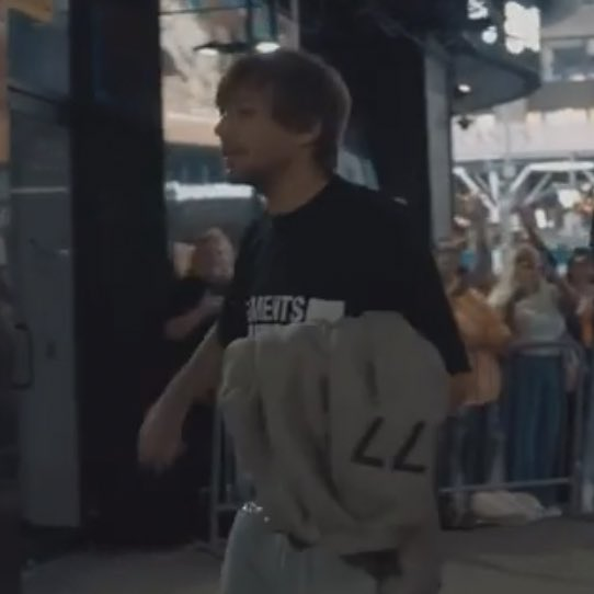 navypaths's tweet photo. HE HAD NO REASON TO PUT THIS CLIP IN IGTV, BUT HE DID. https://t.co/Xx0GYLNmgp