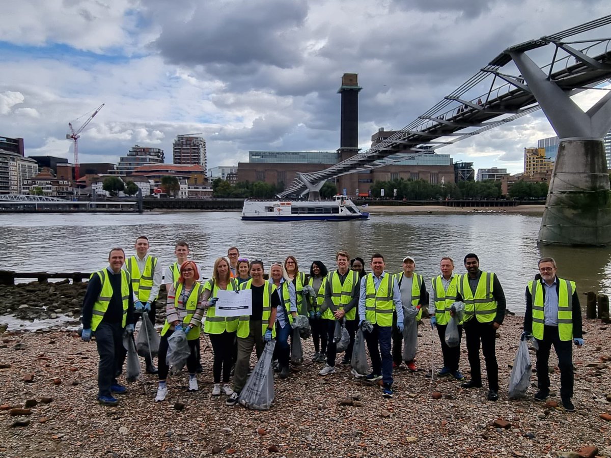 Excellent #Thames beach clean session this afternoon thanks to <a href="/londonchamber/">London Chamber of Commerce and Industry</a> and <a href="/RecorraUK/">Recorra</a>. In an hour we collected ~56 kilos of glass, plastic and tyres #recycling #circulareconomy #plasticpollution