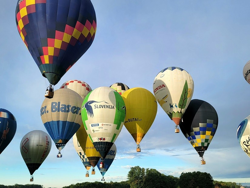 A warm welcome and a windy start: the 24th FAI World Hot Air Balloon Championship is underway in Slovenia 🇸🇮. Japanese pilot Yudai Fujita topped the leaderboard after 2 days.
👀 Find out more: bit.ly/3LqIAZT
📰 Follow pilots: watchmefly.net
#habc2022 #airsports
