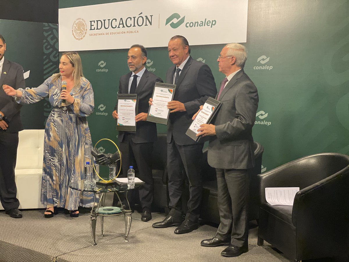 erescalona11's tweet photo. AGRADEZCO LA INVITACIÓN QUE ME HIZO EL DIRECTOR GENERAL DEL SISTEMA CONALEP A NIVEL NACIONAL, EL DR. ENRIQUE KU HERRERA, A PARTICIPAR
EN EL PRIMER ENCUENTRO NACIONAL DE VALORES CONALEP, QUE FUE TRANSMITIDO EN VIVO A LOS  313 PLANTELES DE TODO EL PAÍS.

MUCHAS GRACIAS CONALEP. https://t.co/Er3phkE7Oj