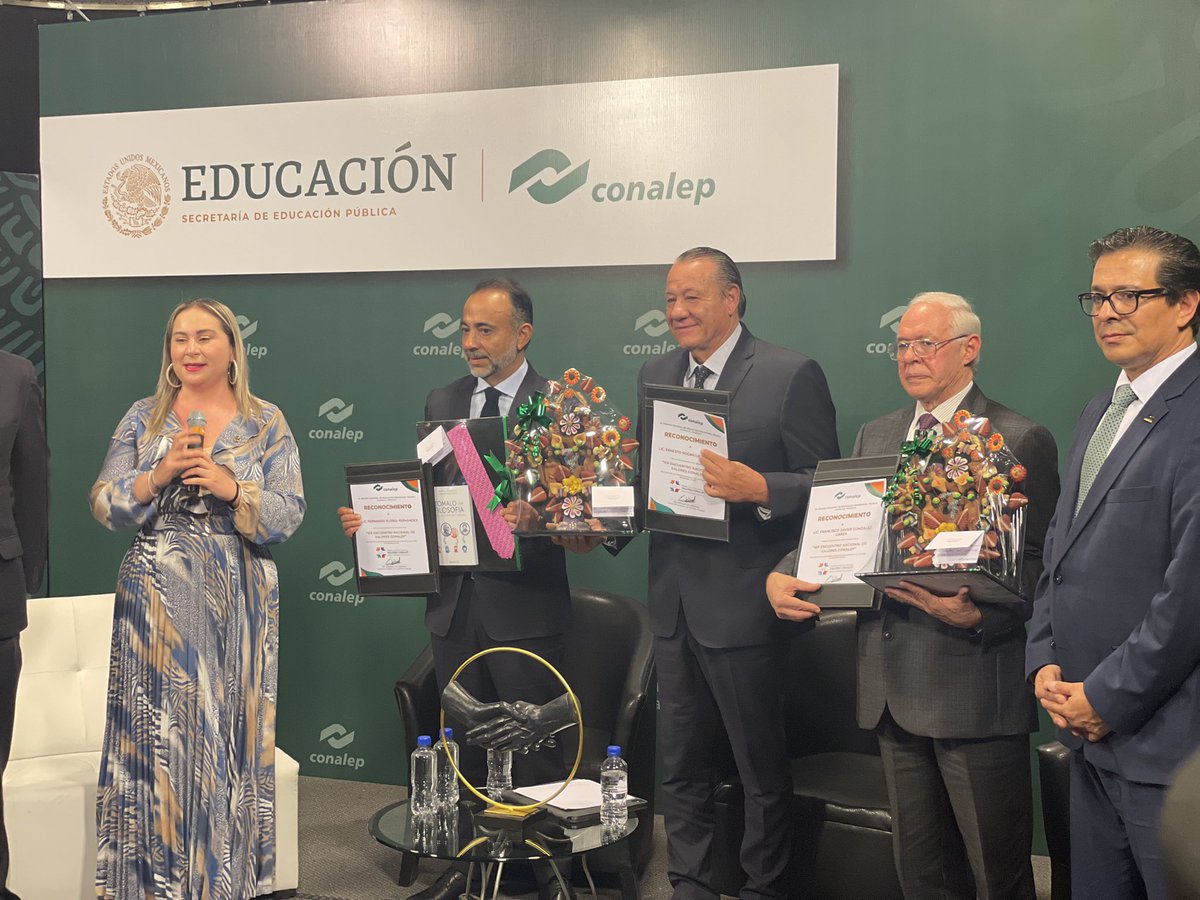 erescalona11's tweet photo. AGRADEZCO LA INVITACIÓN QUE ME HIZO EL DIRECTOR GENERAL DEL SISTEMA CONALEP A NIVEL NACIONAL, EL DR. ENRIQUE KU HERRERA, A PARTICIPAR
EN EL PRIMER ENCUENTRO NACIONAL DE VALORES CONALEP, QUE FUE TRANSMITIDO EN VIVO A LOS  313 PLANTELES DE TODO EL PAÍS.

MUCHAS GRACIAS CONALEP. https://t.co/Er3phkE7Oj