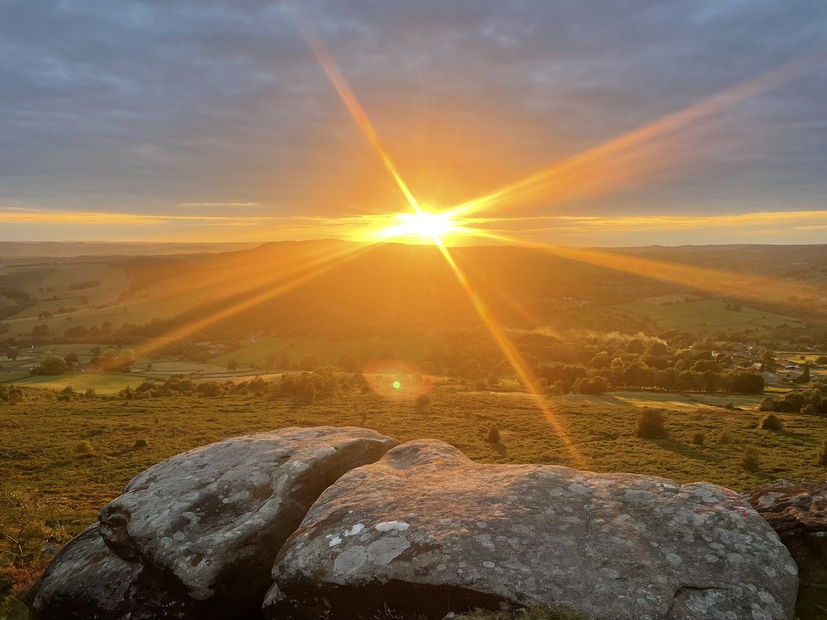 hayleyb0bs's tweet photo. Has to be one of my favourite photos Iโve taken from my walks @peakdistrict @VisitSheffield #baslowedge #sunset #pictureperfect โค๏ธ https://t.co/kyQl1TNyFi