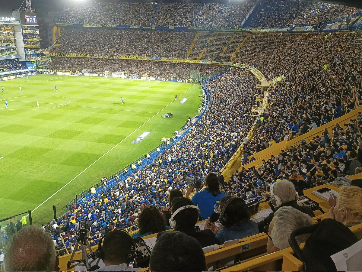 Así estaba La Bombonera anoche. Repleta. ¿Fue noticia? No. ¿Festejamos llenar la cancha hace tantos partidos? No. Porque para nosotros es costumbre, mientras que para otros equipos con complejo de inferioridad es un logro. Entienden la diferencia? Aguante Boca y esta gente.