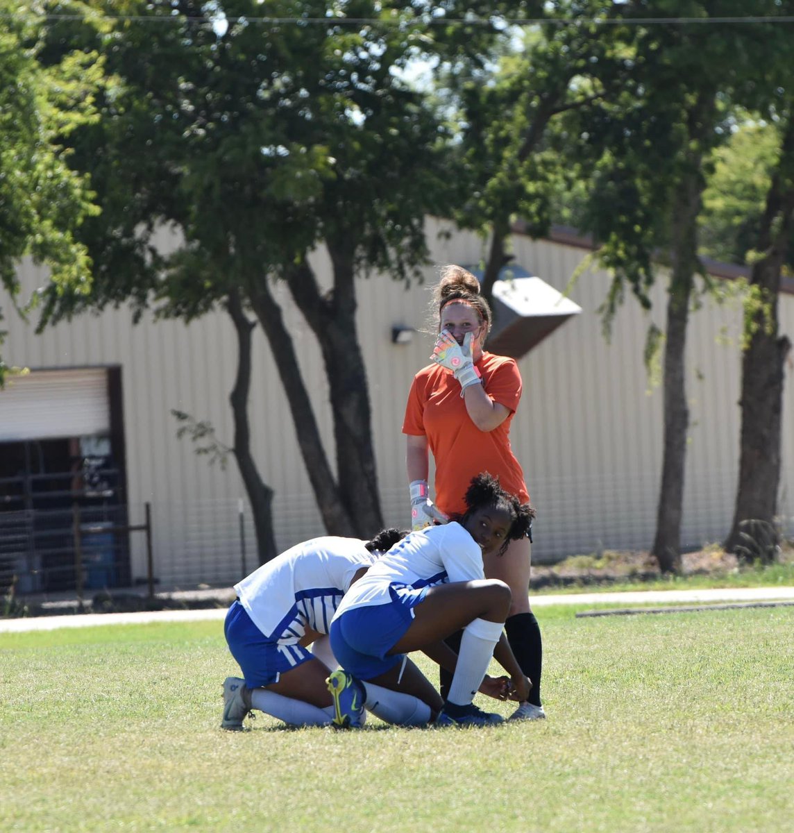 TannerSorenson2's tweet photo. What would I do without my CB’s… #keeperproblems @ASCRED06G @lailah_conner25 @SoccerMomFinch @NTSSA @GIK_FemaleHUB @TheGKMindset @EspanaAcademy @KeeperAnalyst @ImYouthSoccer @ImCollegeSoccer https://t.co/pzfLR0U2lO