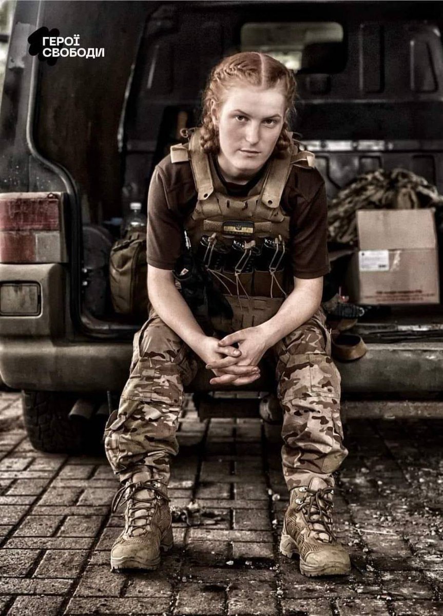 DefenceU's tweet photo. Oksana Rubanyak is a 19-year-old volunteer machine gunner of the 72nd Mechanized Brigade.
At the beginning of Sep, she returned home to continue her studies and obtain a diploma. She started university,then returned to the front a few days later. She dreams of becoming a teacher. https://t.co/3yO3UtaIp3