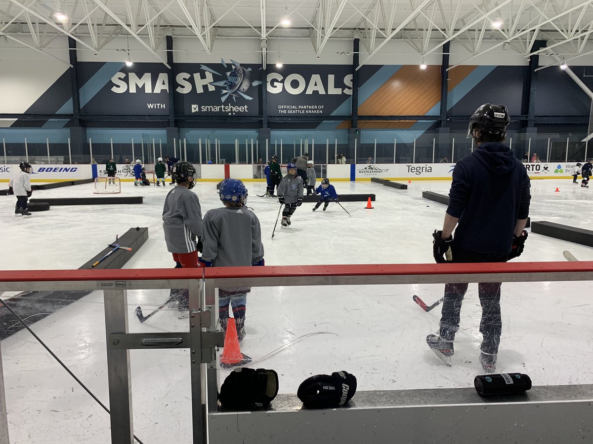 MaileZ's tweet photo. Back at it again! #hockey #practice #ubermom https://t.co/tX5bb4CMH3