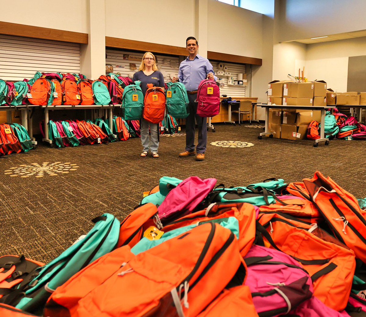 AsmSantabarbara's tweet photo. BIG THANKS to @HillandMarkes &amp; @NYSIDSpeaks for this year’s #BackPackGiveBack partnership that delivered more than 1100 backpacks with back to school supplies to schools in our area !!     🎒🎒🎒  thanks to all 🎒🎒🎒 https://t.co/f0eeXRQN6v