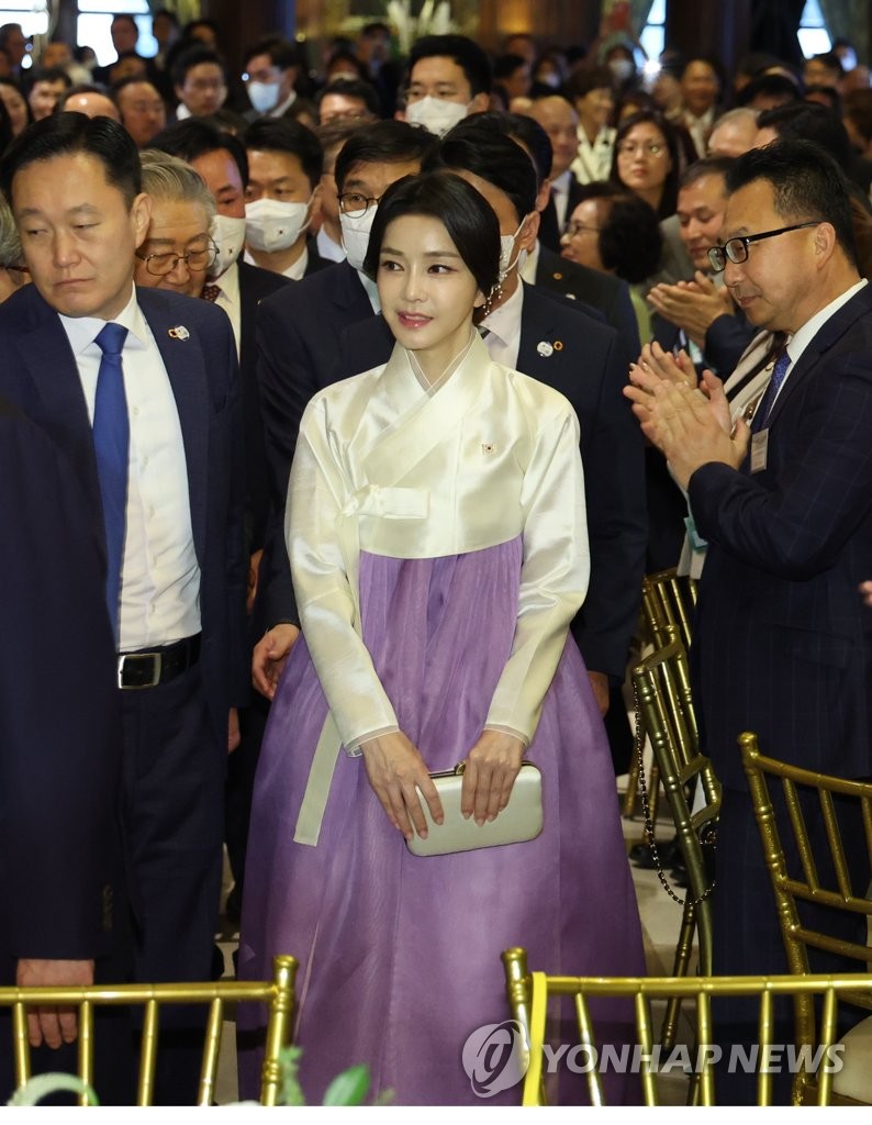 건희 여사 존예 🥰 한복 색감 넘 예뽀