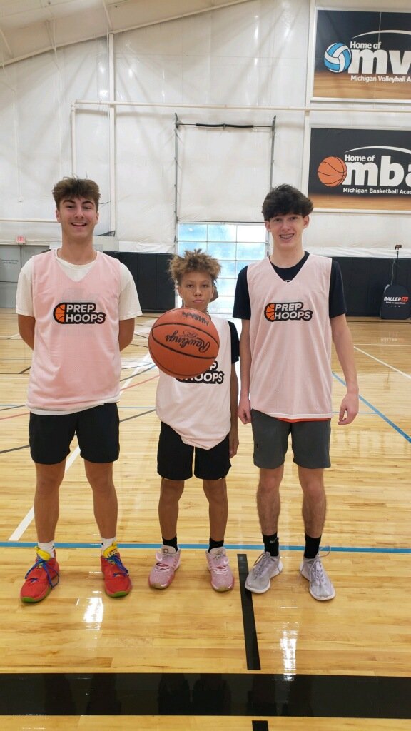 CamDeShawn231's tweet photo. WE UP @RyanOps2026 @Luke_Forrest20 @CamDeShawn231 @PrepHoops 
💪🏾🏀 https://t.co/Go8HeQWrGS