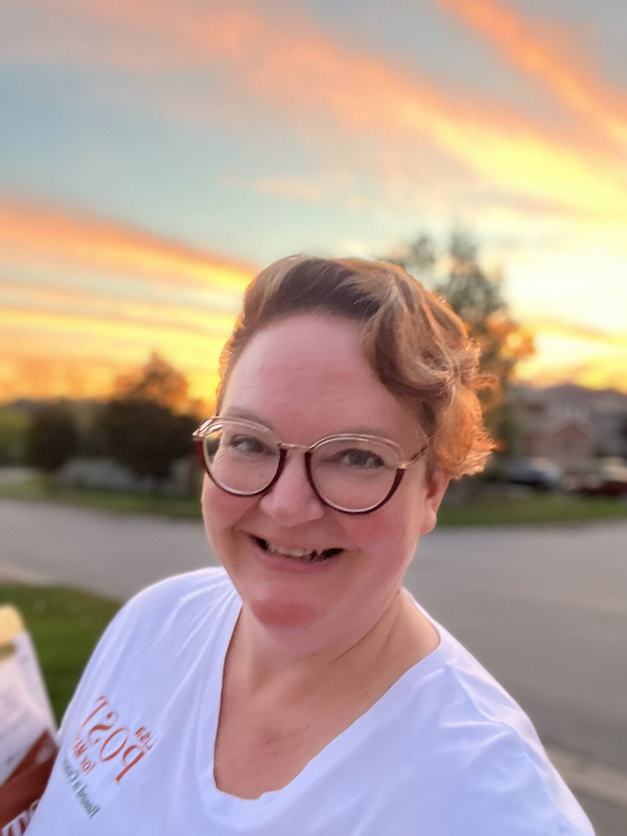 lisa_posty's tweet photo. Thank you Mother Nature for an awesome sunset to enjoy while door knocking this evening! Sorry for the blurry pic - it was a bit of an action shot as I was hustling to knock on the last doors on the street before I lost daylight. 

#RootedInCommunity #Orangeville #Post2022 https://t.co/vMo69bn4d8