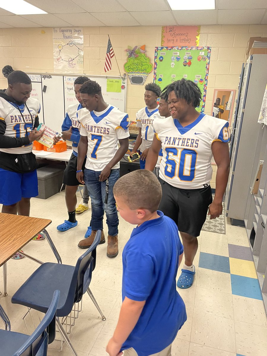 Enjoy celebrating Literacy Night at Scranton Elementary with few of our players! ❤️🏈💯💪🏽