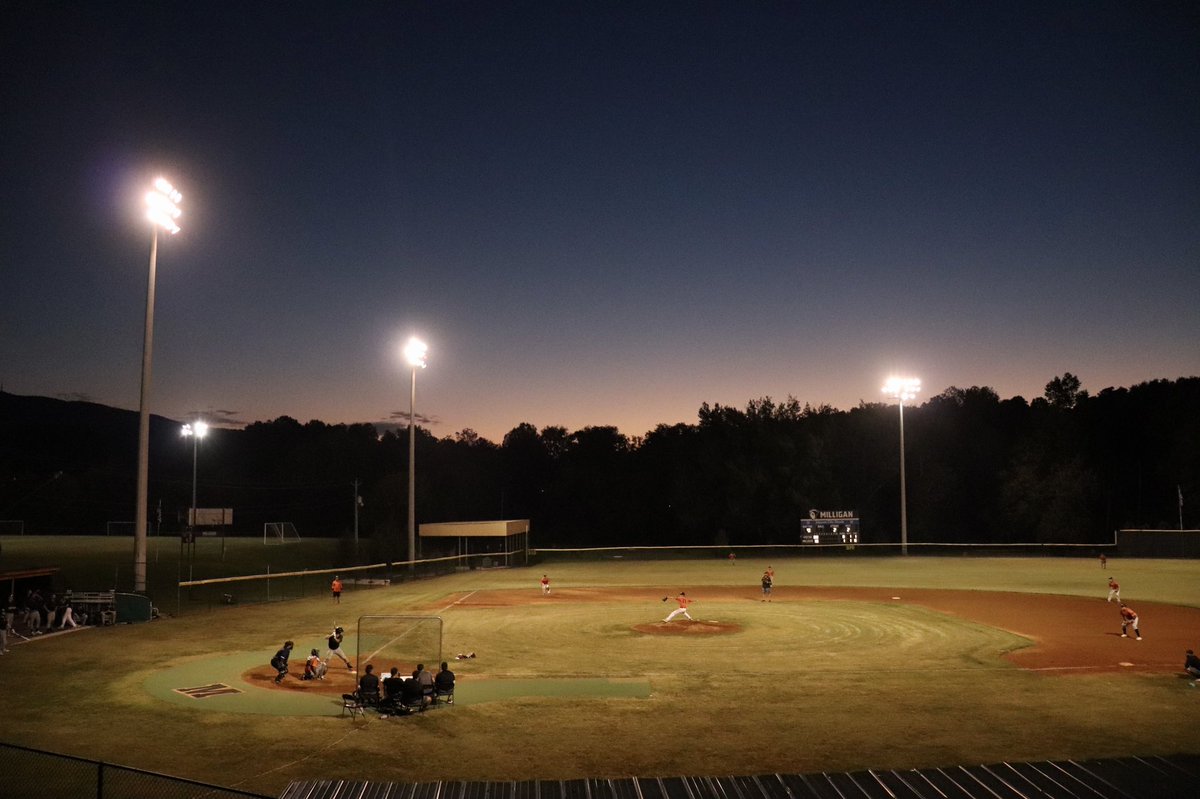 BuffsBB's tweet photo. Late night practice means #baseballskies #buffstrong https://t.co/GDmTDheKoa