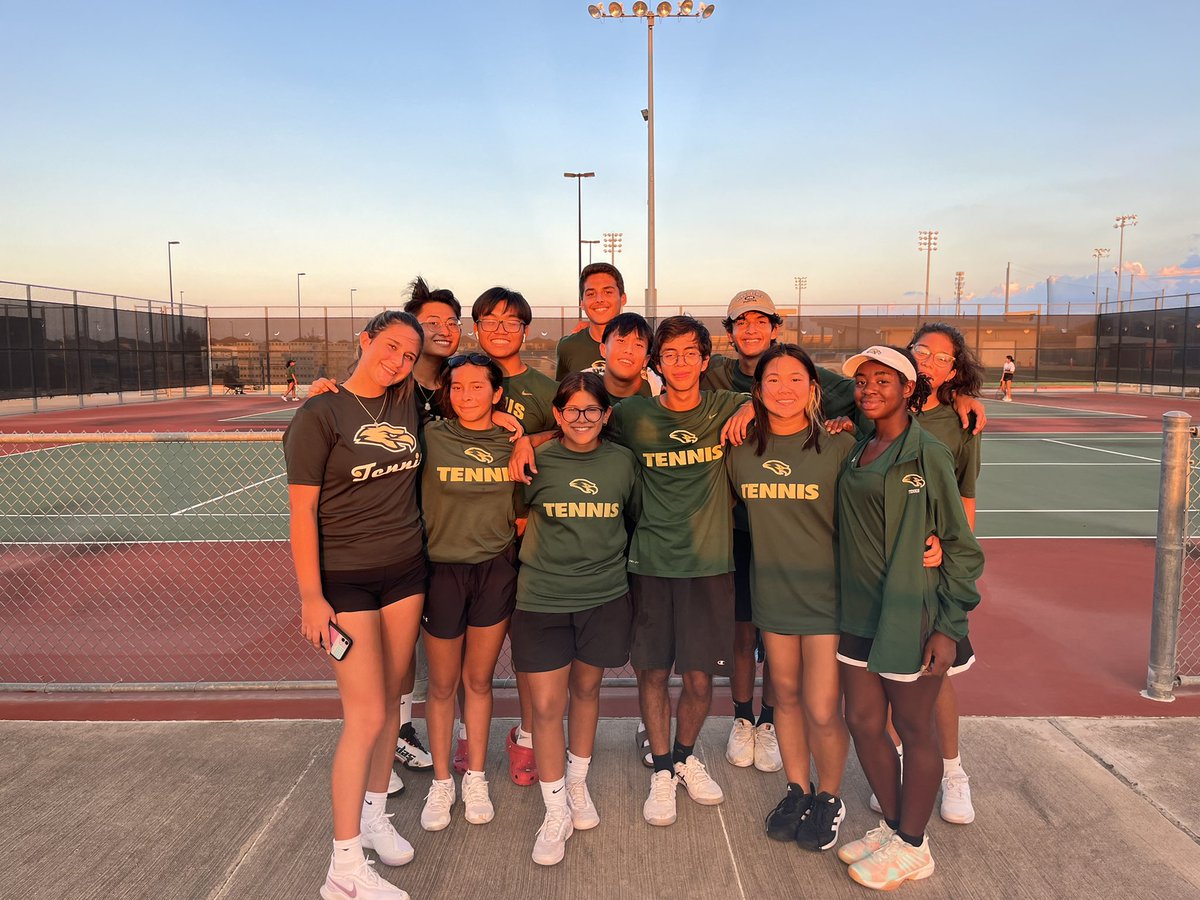 Our Varsity Eagles powered through Park tonight, winning 17-2 🎾💚