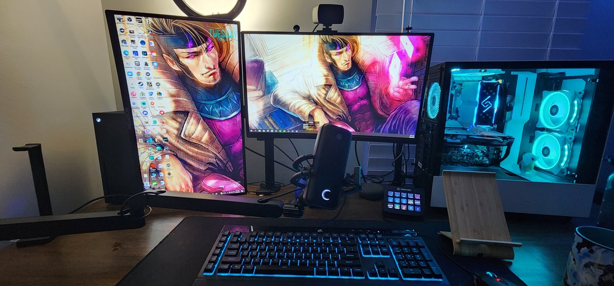 datokenblkguy's tweet photo. Decide to turn one of monitors vertical....its growing on me ....ingnore my horrible cable management #GamingSetup #desksetup #stillaworkinprogress https://t.co/xCuCysFQTL
