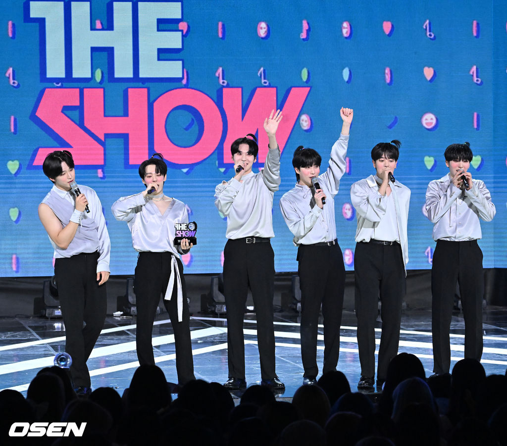 ONEUS_on_Naver's tweet photo. [NAVER]📰
#ONEUS participación en THE SHOW + #ONEUS4thWin
LEE, REACCIONA, RECOMIENDA Y COMPARTE cada artículo de los enlaces 😉.
1.https://t.co/rJViXRQGqb
2.https://t.co/pN5MwrXsLF https://t.co/qxfVDDiTKi