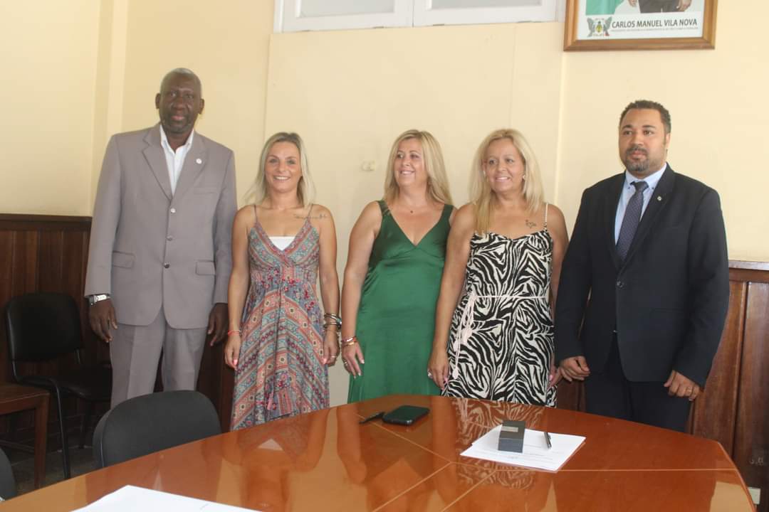 paulasousa_3's tweet photo. O Ministro da Juventude, Desporto e Empreendedorismo, Vinicio Pina, e Gestora da #PROANDI – Consultores Associados, Lda., Carla Sousa, rubricaram hoje, dia 20 de Setembro, um Protocolo de Cooperação para a formação profissional dos jovens de São Tome e Príncipe.#proandi #MJDESTP https://t.co/h9ugoKLUdi