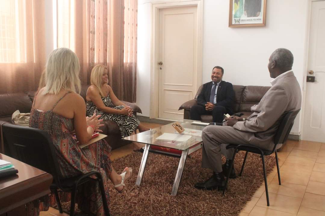paulasousa_3's tweet photo. O Ministro da Juventude, Desporto e Empreendedorismo, Vinicio Pina, e Gestora da #PROANDI – Consultores Associados, Lda., Carla Sousa, rubricaram hoje, dia 20 de Setembro, um Protocolo de Cooperação para a formação profissional dos jovens de São Tome e Príncipe.#proandi #MJDESTP https://t.co/h9ugoKLUdi