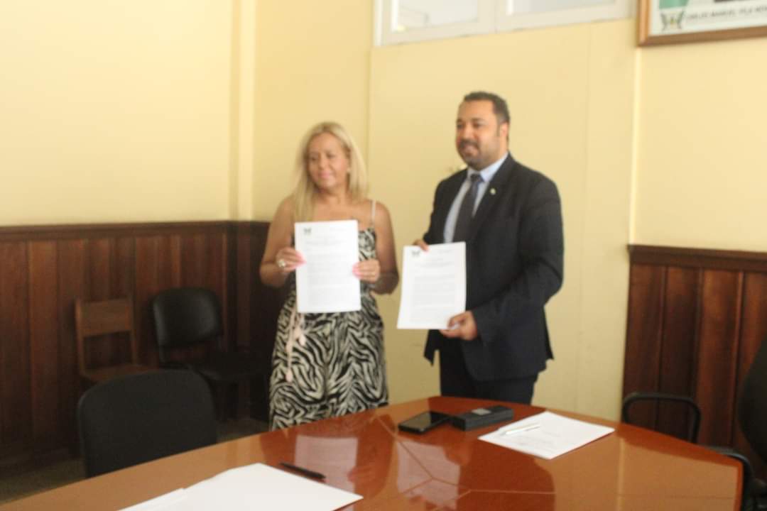 paulasousa_3's tweet photo. O Ministro da Juventude, Desporto e Empreendedorismo, Vinicio Pina, e Gestora da #PROANDI – Consultores Associados, Lda., Carla Sousa, rubricaram hoje, dia 20 de Setembro, um Protocolo de Cooperação para a formação profissional dos jovens de São Tome e Príncipe.#proandi #MJDESTP https://t.co/h9ugoKLUdi