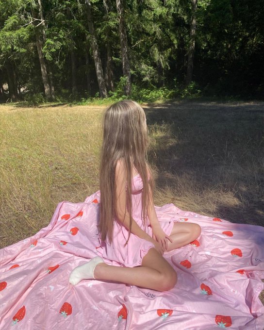 Watch Chloè 🌷🐝's leaked NSFW photo on TwXstars