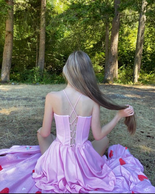 Watch Chloè 🌷🐝's leaked NSFW photo on TwXstars