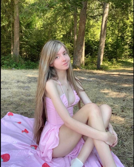 Watch Chloè 🌷🐝's leaked NSFW photo on TwXstars