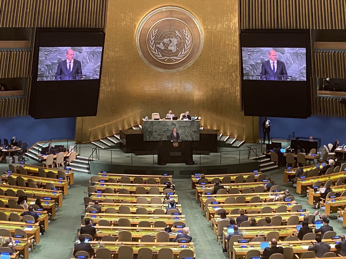 clekai's tweet photo. Vor 15 Jahren sprach Merkel hier - nun redet #Bundeskanzler Olaf Scholz bei der #UNGA in New York. Der Kanzler der Zeitenwende verurteilt den „blanken Imperialismus“ Russlands als Desaster. Kein Diktatfrieden. Keine Schein-Referenden. https://t.co/M4UKD12C4H