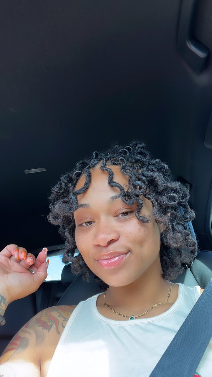 _jaycashh's tweet photo. update: i’m a teacher now &amp; i’ve been maintaining my own hair 🧡🌱 https://t.co/qBciZG9NAo