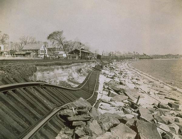 weather_history's tweet photo. September 21, 1938:

The "Long Island Express" hurricane slammed into New England. This storm remains one of the worst hurricanes in the Northeast's history. At least 600 people were killed and more than 50,000 structures were damaged or destroyed.

#wxhistory https://t.co/O7T84wXc0T