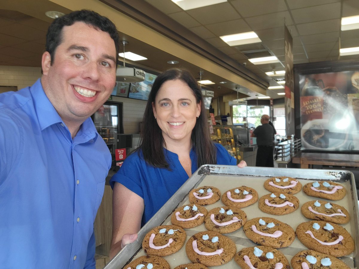 tracey_tapper's tweet photo. Ms. Richardson and Mr. McInnis: your smiles are as big as the smiles on the cookies! Thank you to all our HCDSB students and staff who have volunteered their time this week! https://t.co/iLwMan0sbO