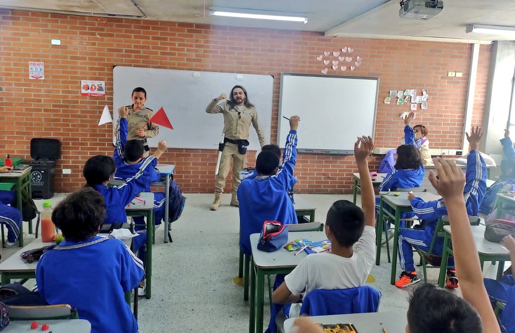 SubRedNorte's tweet photo. La Ruta de Promoción y Mantenimiento de la Salud en articulación con la Fundación Anantha Corazones de León, llevaron a estudiantes del colegio Manuela Beltrán la feria de la salud donde tuvimos:

-Actividad física
-Socialización de líneas de atención  ante el riesgo de violencia https://t.co/usomFu7JBO