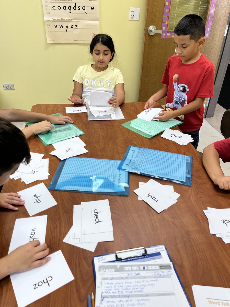MrsEstand's tweet photo. Practicing reading and sorting real words and nonsense words #d123 #d123han https://t.co/HXHyyyP9oP