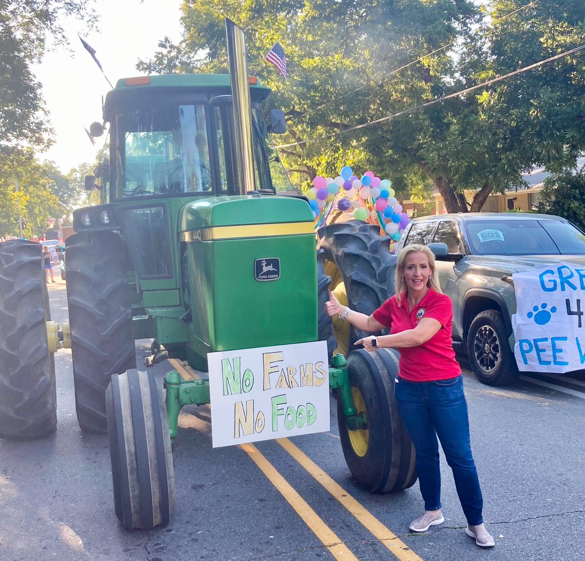 LeslieRutledge's tweet photo. It was a great seeing so many people at the Faulkner County Fair Parade! Faulkner County is on #TeamRutledge. #LR4LG https://t.co/uHHy1670SW