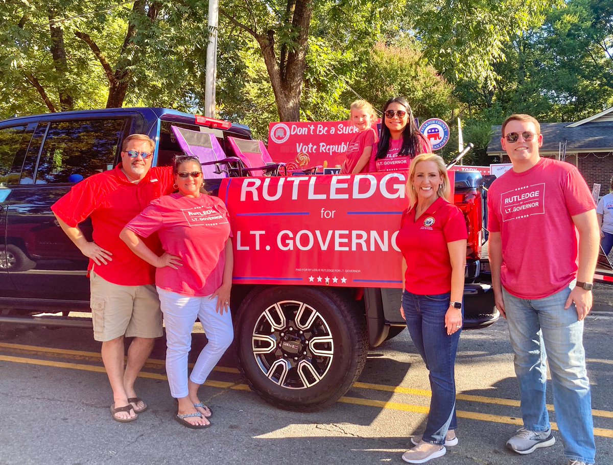 LeslieRutledge's tweet photo. It was a great seeing so many people at the Faulkner County Fair Parade! Faulkner County is on #TeamRutledge. #LR4LG https://t.co/uHHy1670SW