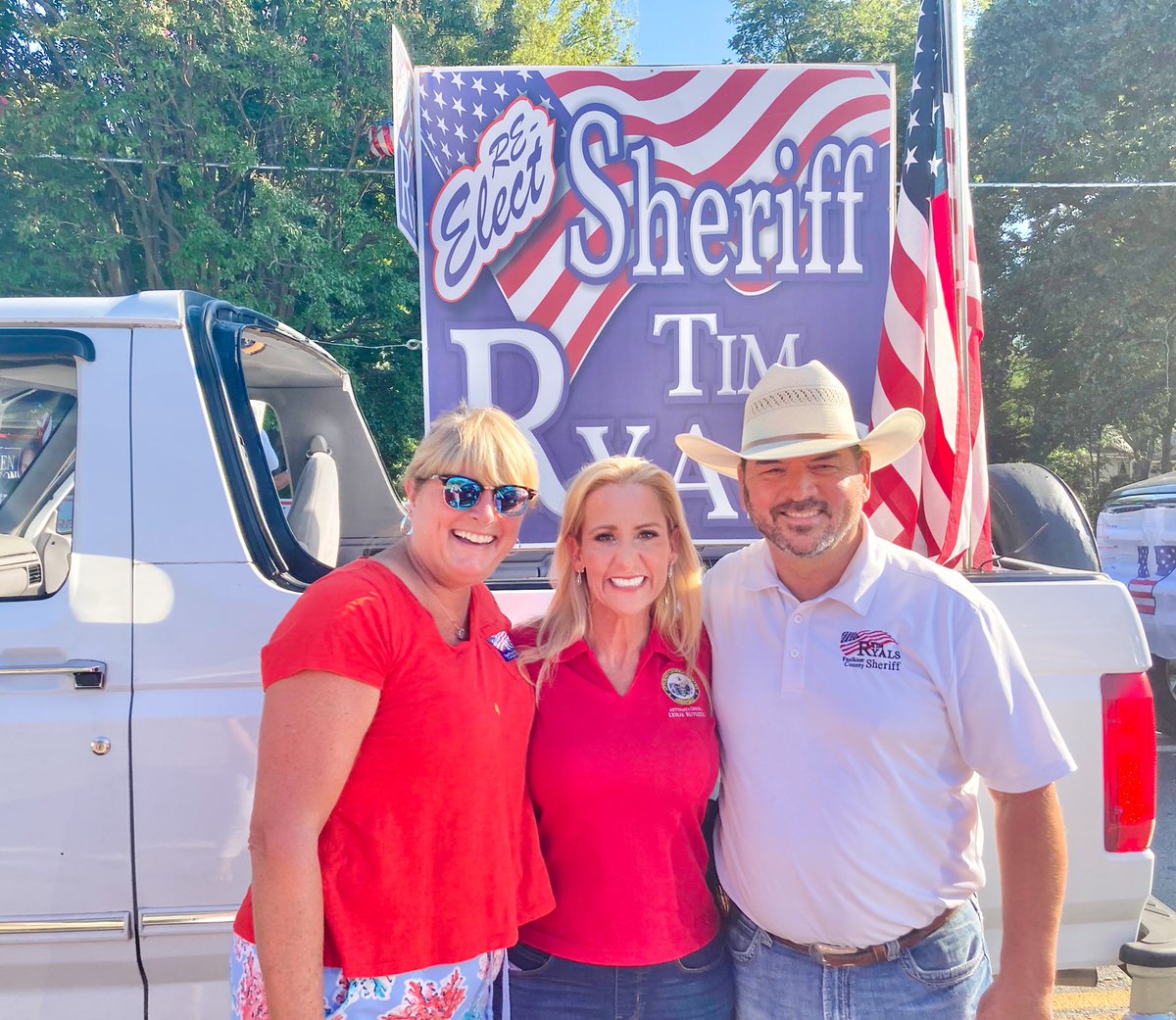 LeslieRutledge's tweet photo. It was a great seeing so many people at the Faulkner County Fair Parade! Faulkner County is on #TeamRutledge. #LR4LG https://t.co/uHHy1670SW