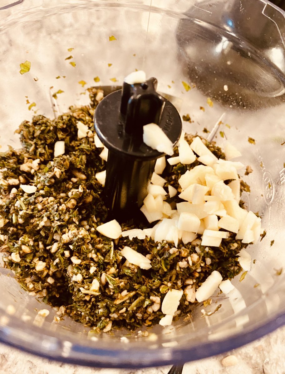 TheFoodie8's tweet photo. #HomeMadePesto #FreshOrganicBasil #MincedGarlic #PineNuts #ExtraVirginOliveOil #FullOfFlavor #EatPGH #TrueCooks #FreshSeasoning πΏπΏπ«π§ππ https://t.co/anyTk3WAty