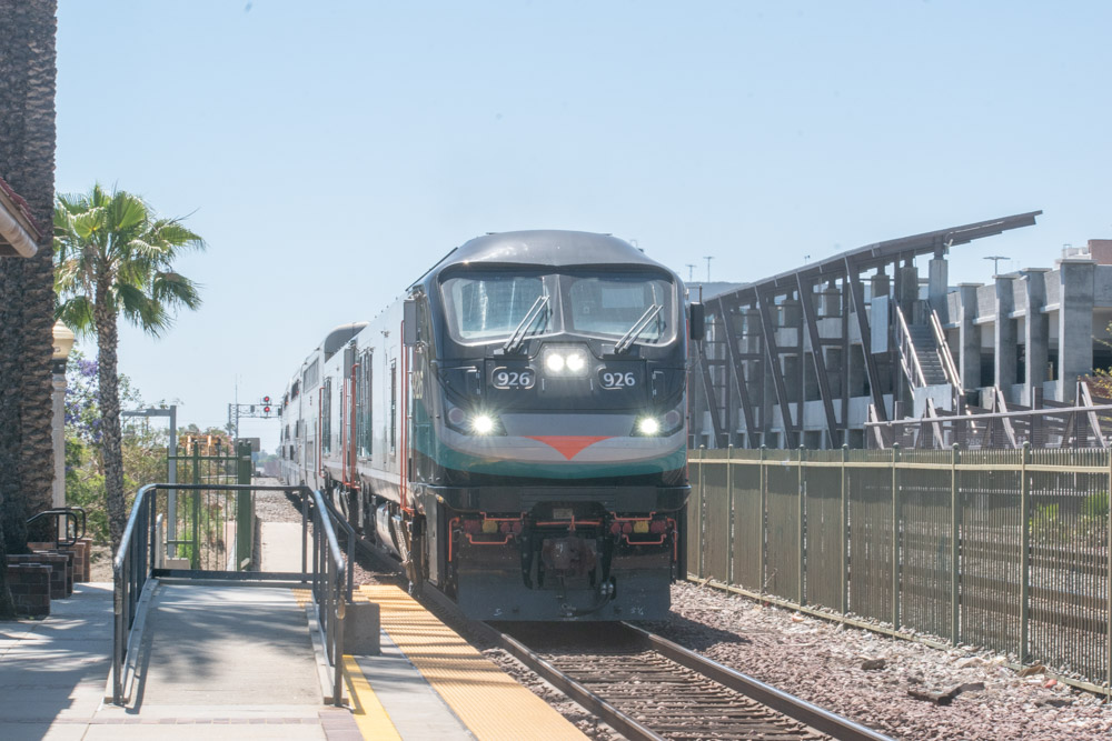 Metrolink's tweet photo. Clear skies for train rides.
๐ธ: Jacob B
#takethetrain
#SoCalExplorer https://t.co/azVHIri5N4