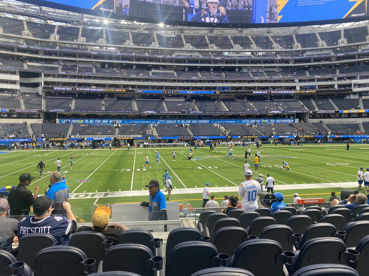 Knight_21's tweet photo. Selling 2 club tickets for the jaguars game. Section C110 row 8. DM me for price! @JenniferMills21 https://t.co/H9H9V2B3KB