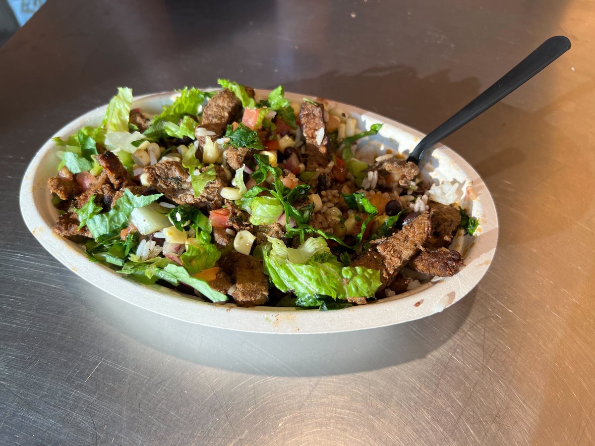 bangzerra's tweet photo. The new Garlic Guajillo Steak from @ChipotleTweets is actually fire 🔥 Go get some today! #ChipotleTweets https://t.co/oKEWheTRS2