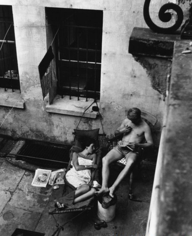 Dur1MolaVer's tweet photo. 📷Couple, basement area, North Kensington, London, 1955 by Roger Mayne
#photography https://t.co/PbJqmyihGT
