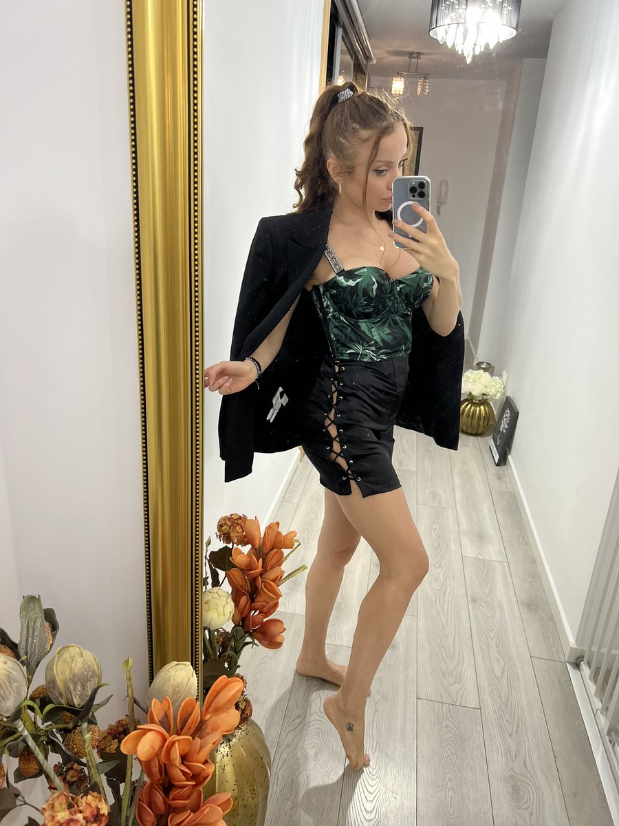 Anayysmfc's tweet photo. New skirt, what you think? https://t.co/dwKAIuMZ3X