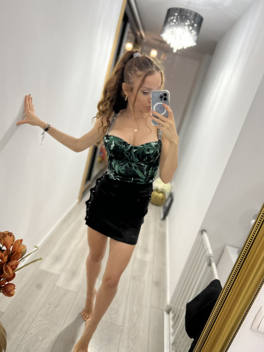 Anayysmfc's tweet photo. New skirt, what you think? https://t.co/dwKAIuMZ3X