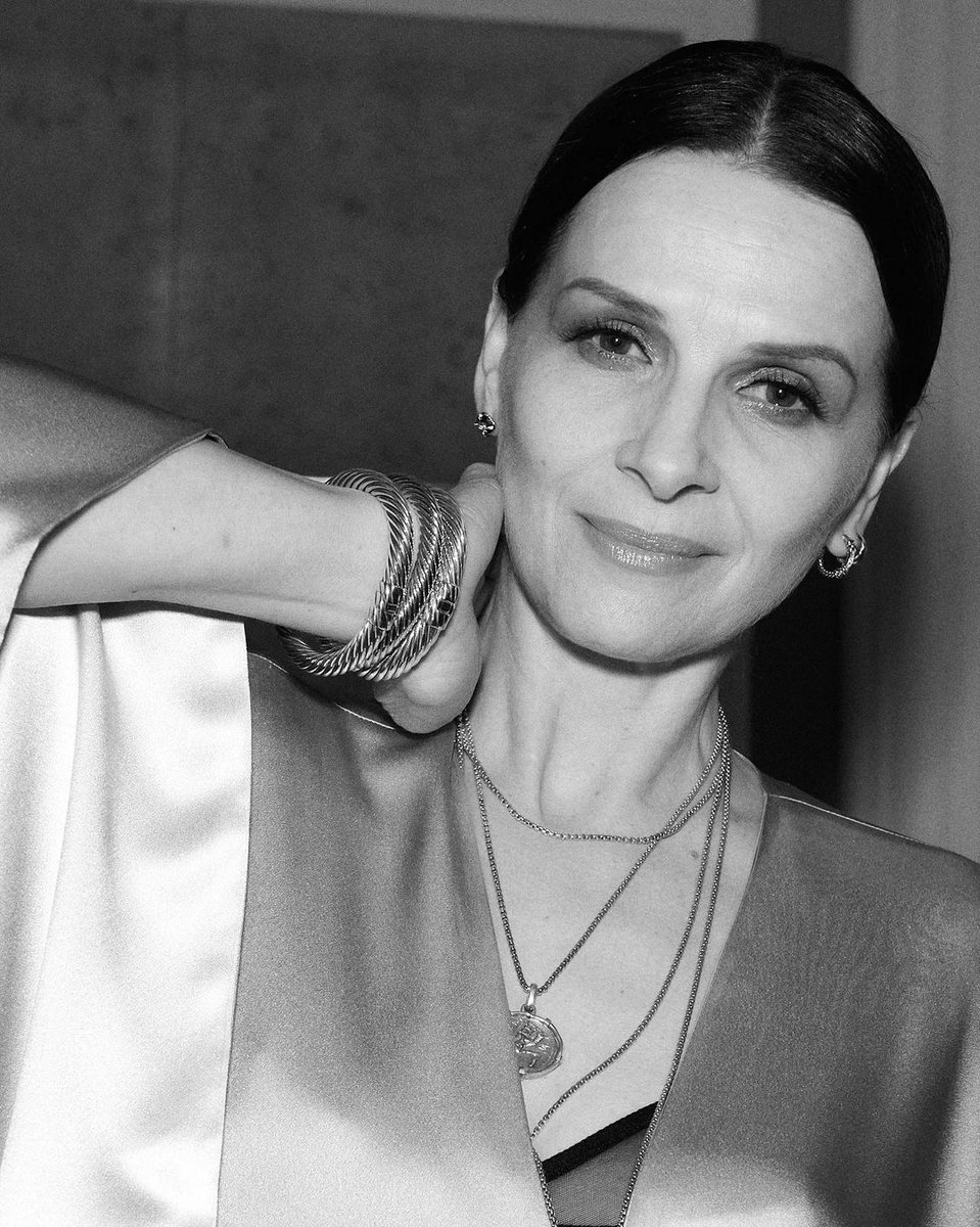binochedaily's tweet photo. NEW: Juliette Binoche in Giorgio Armani Privé for the San Sebastian Film Festival. #70SSIFF 

📸: Andrés García Luján https://t.co/YOVUDPjnNV