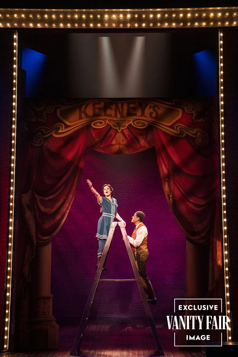 VanityFair's tweet image. Lea Michele is back on Broadway. But before she retakes the stage for ‘Funny Girl,’ V.F. has an exclusive look at the star in character. 

🔗: vntyfr.com/SyiGlBg